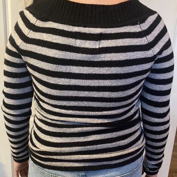 OP💫 Women’s Black/Gray Striped V-Neck Cozy Sweater - Picture 3 of 7